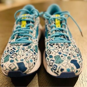 Brooks TRACE Women’s shoe Size 8.5 Nursing/Medical Field. Light Blue & White
